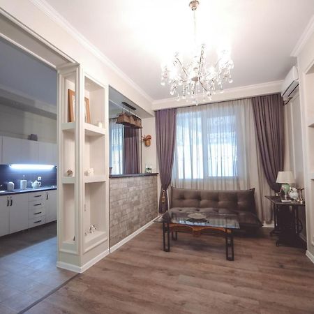 Under The Mountain Apartment Tbilisi Bagian luar foto