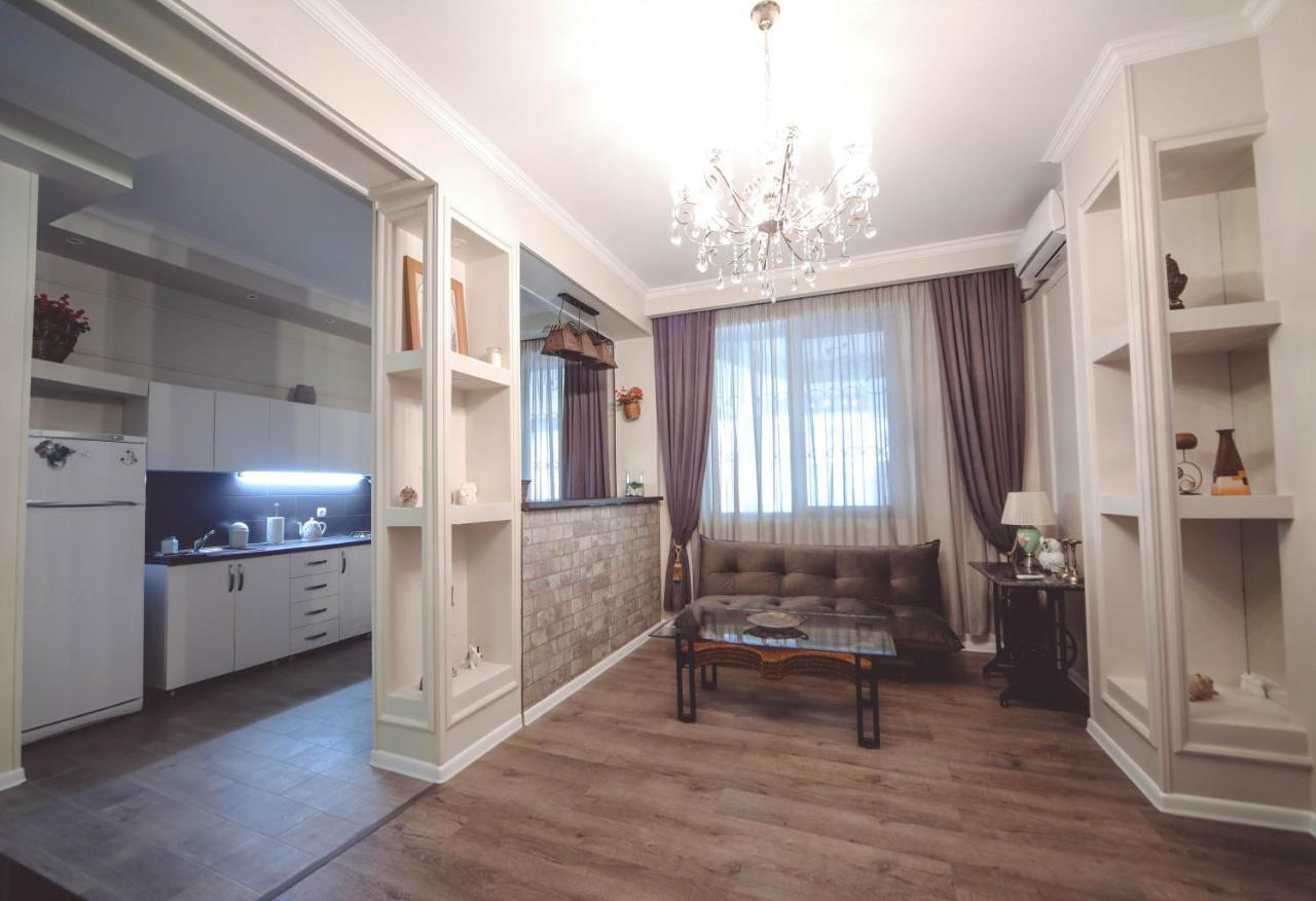 Under The Mountain Apartment Tbilisi Bagian luar foto