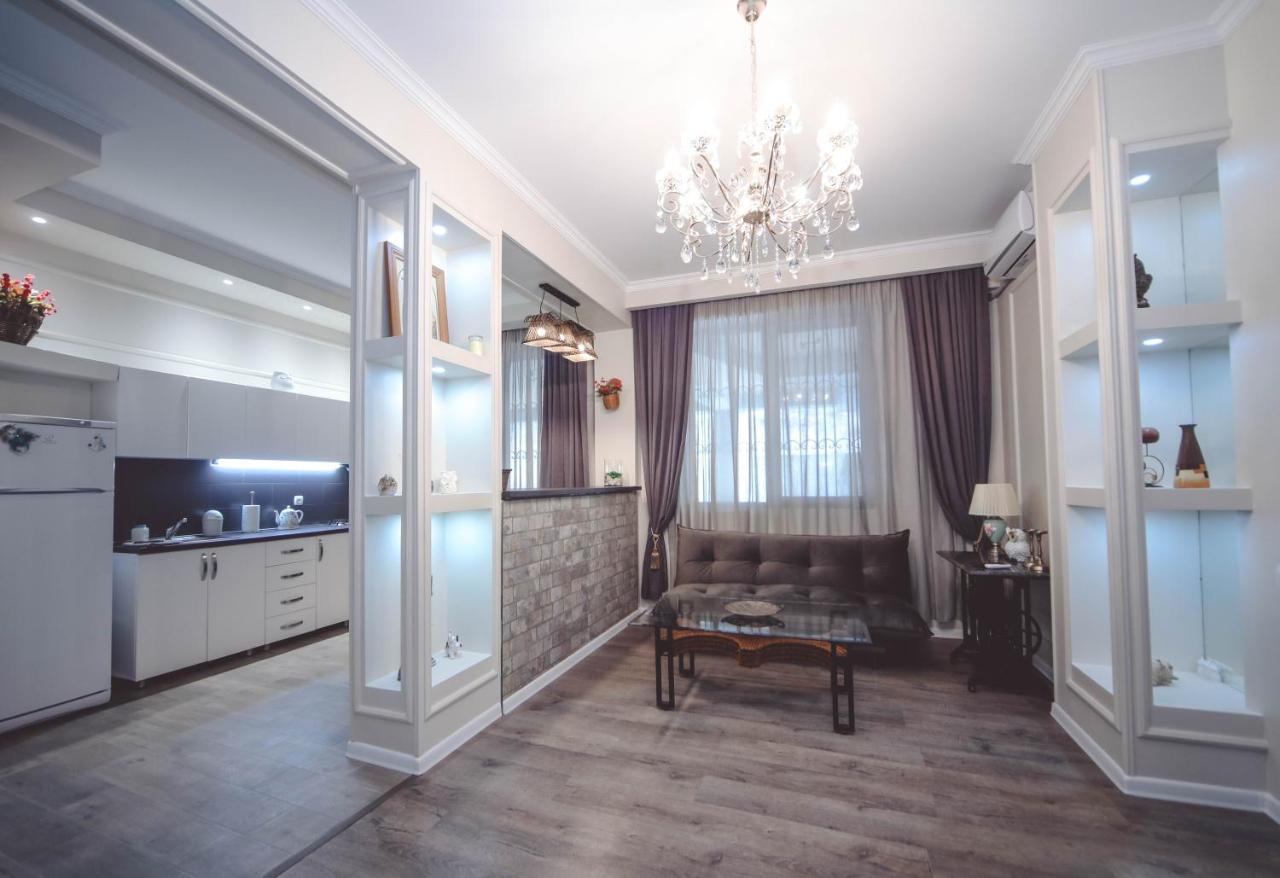 Under The Mountain Apartment Tbilisi Bagian luar foto