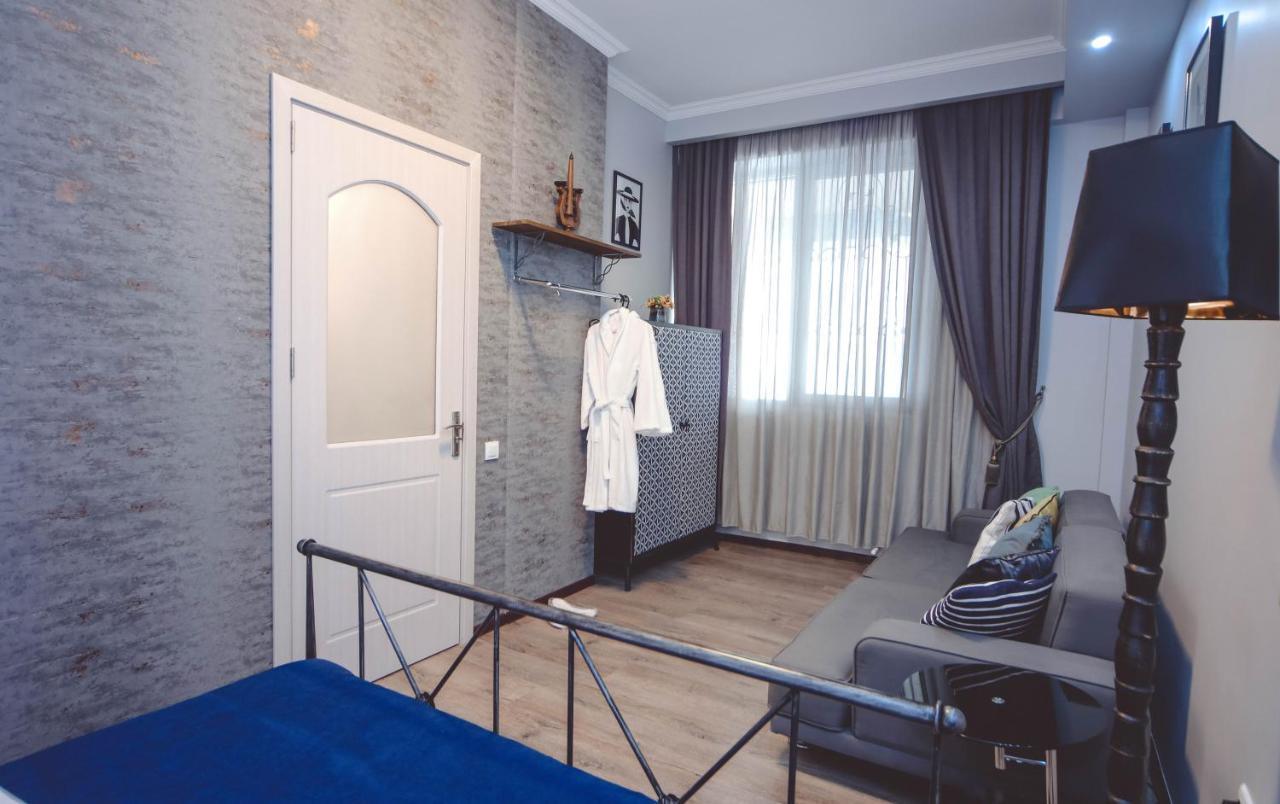 Under The Mountain Apartment Tbilisi Bagian luar foto