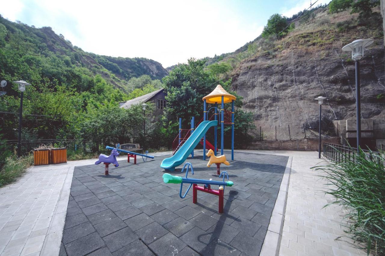 Under The Mountain Apartment Tbilisi Bagian luar foto