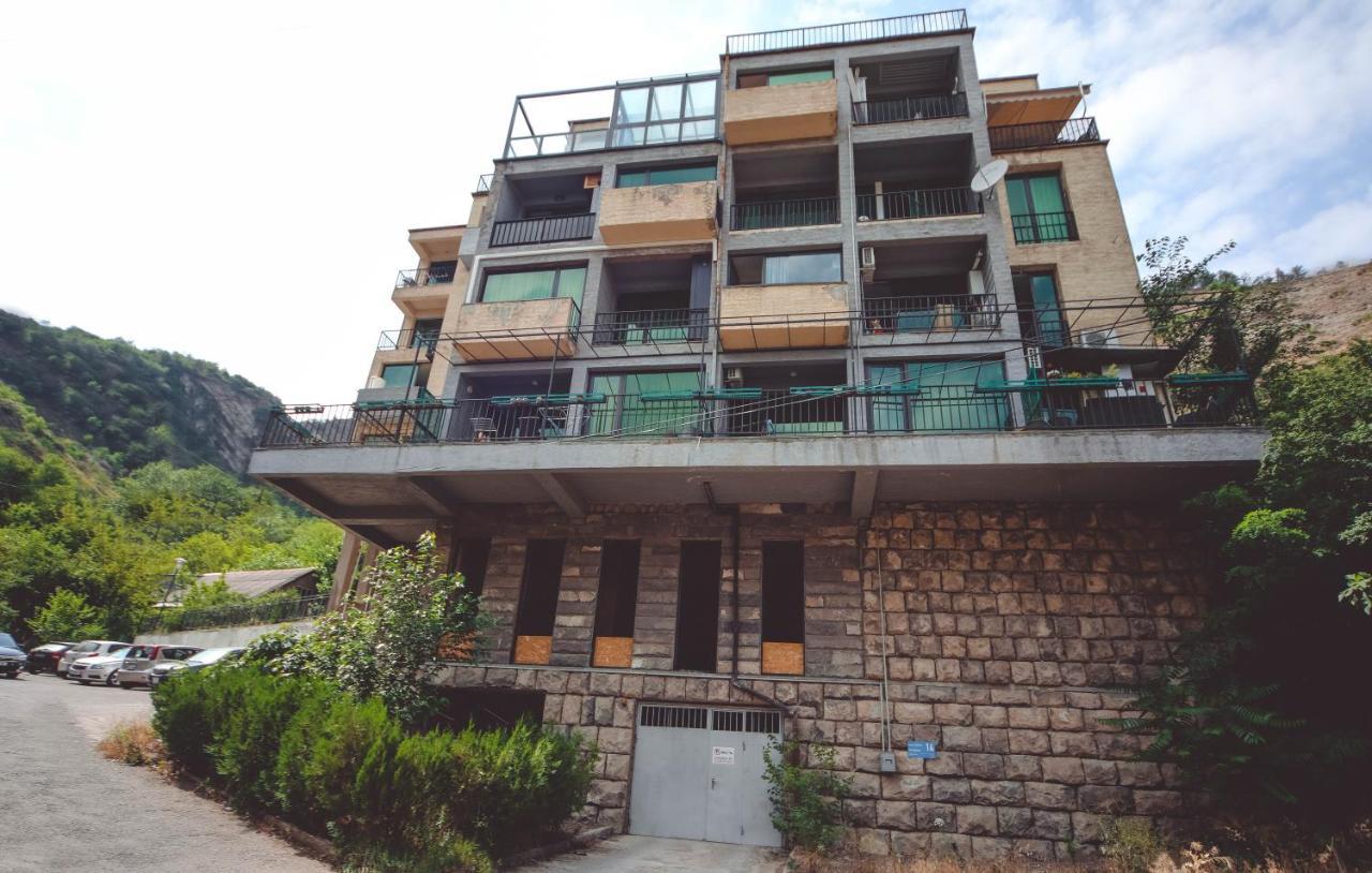 Under The Mountain Apartment Tbilisi Bagian luar foto