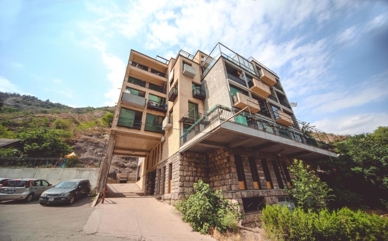 Under The Mountain Apartment Tbilisi Bagian luar foto