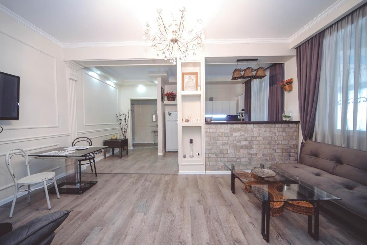 Under The Mountain Apartment Tbilisi Bagian luar foto