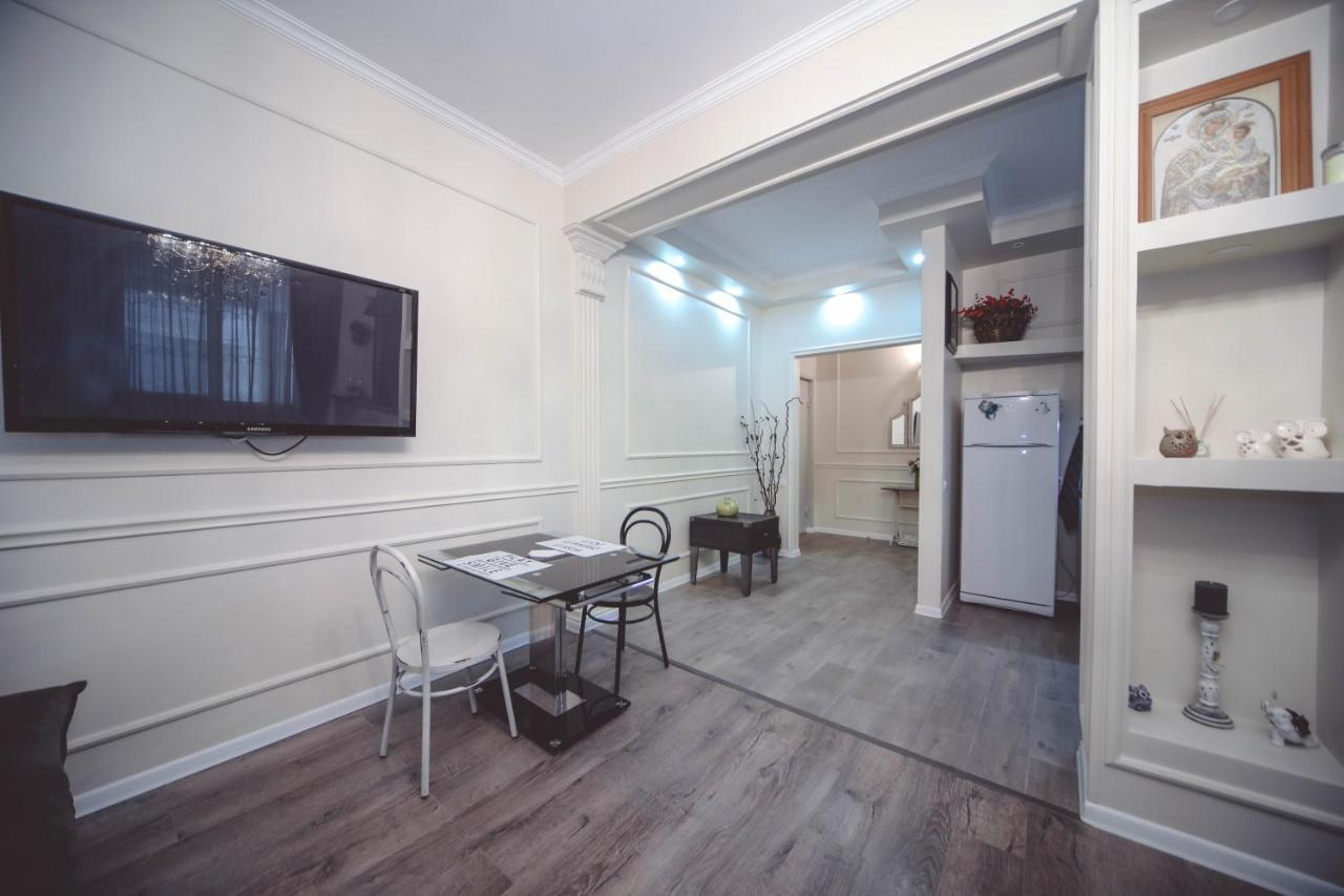 Under The Mountain Apartment Tbilisi Bagian luar foto